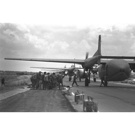 36x24in Poster An Israeli unit of parachutists June 1967