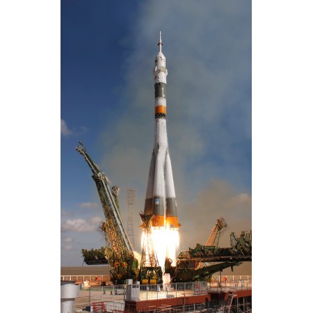 24x39in Poster Soyuz TMA-13 spacecraft, carrying Expedition 18