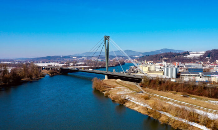 Autobahnbrucke ber die Donau bei der Isarmundung nahe Deggendorf